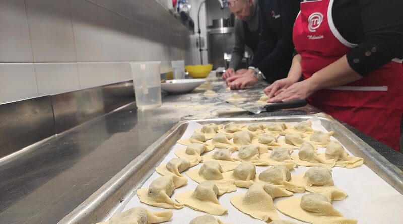 Mani in pasta con gli studenti di iSchool, a scuola di tradizione bergamasca e bresciana in occasione della Capitale Italiana della Cultura 2023