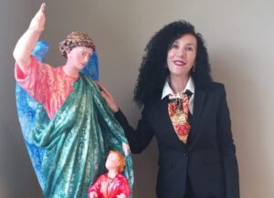 Dopo il restauro ad opera dell'artista Graziella Belotti, la statua dell'Angelo torna nella scuola dell'infarina Paola Di Rosa