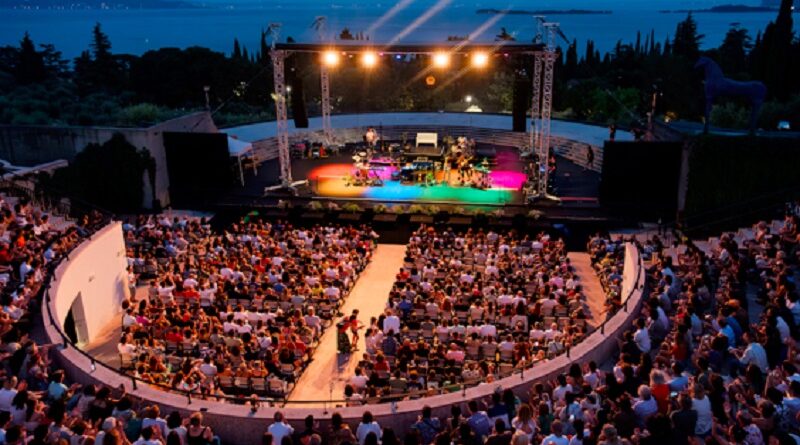 Tener-a-mente 2024. Dopo aver annunciato il concerto di James Blake, il festival dell'Anfiteatro del Vittoriale aggiunge Marcus Miller