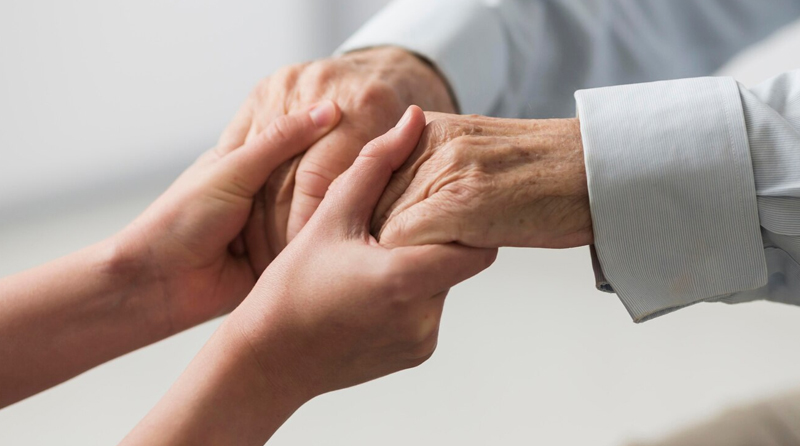 Lombardia taglia sussidi per i caregiver familiari: AISLA protesta