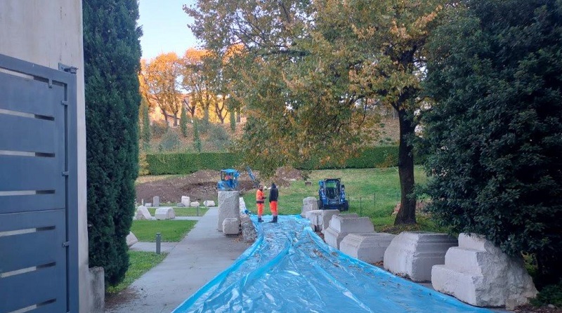 Brescia, gestione dei rifiuti edili. Al Museo Santa Giulia lo smaltimento per l’installazione della scultura di Emilio Isgrò “Mondo d’acciaio” è stato possibile grazie ai mini cassoni di Remed