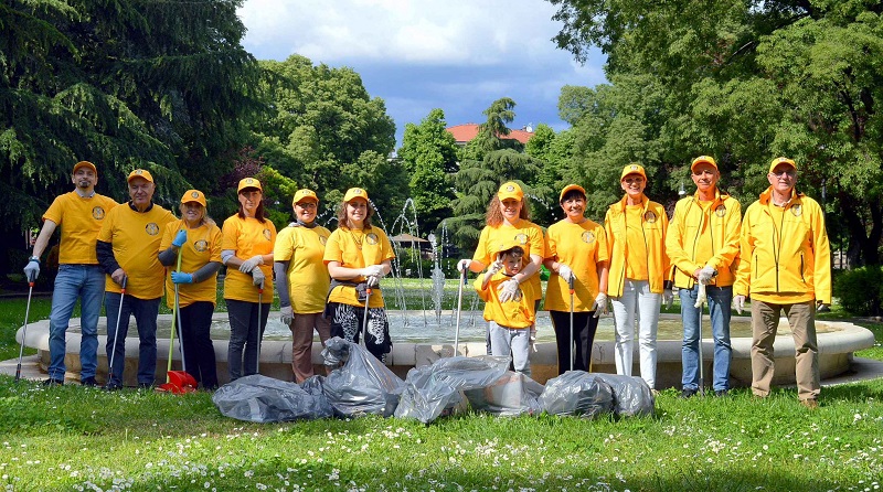 Volontari di Scientology al lavoro ai giardini Falcone e Borsellino