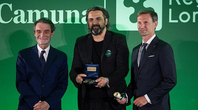 Omar Pedrini: il cantautore bresciano riceve il Premio Rosa Camuna 2024 per la musica e la cultura