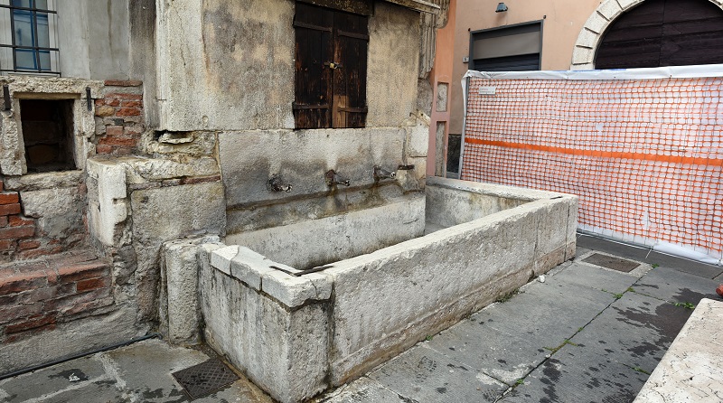 Fontana di piazzetta Labus: avviati i lavori di restauro