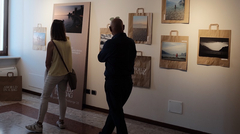 A world in a bag: a Palazzo Calla torna la mostra con gli scatti del premio Sirmione per la fotografia