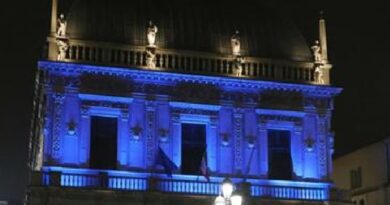 Giornata Internazionale della Dislessia 2024, Palazzo Loggia illuminato di blu