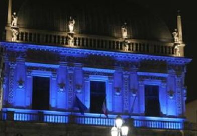 Giornata Internazionale della Dislessia 2024, Palazzo Loggia illuminato di blu