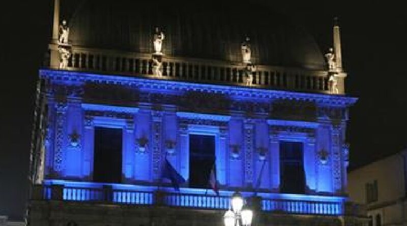 Giornata Internazionale della Dislessia 2024, Palazzo Loggia illuminato di blu