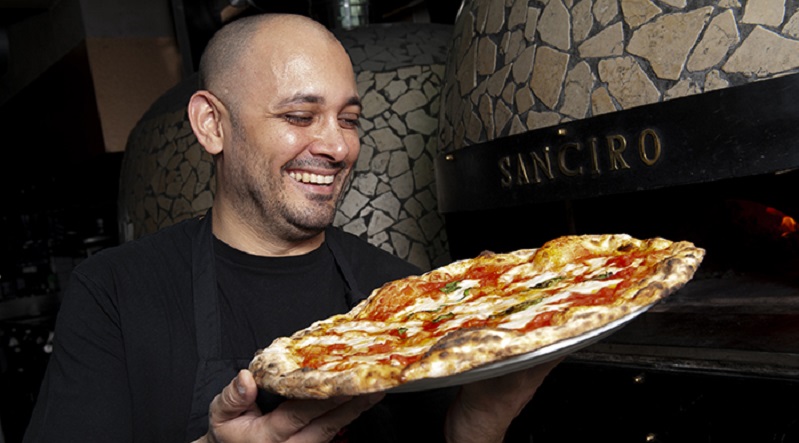 Ciro Di Maio presenta la Pizza della Felicità