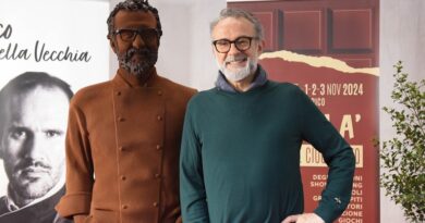 Massimo Bottura a confronto: dal vero a quello a grandezza naturale, interamente di cioccolato, all'inaugurazione di Sciocolà 2024