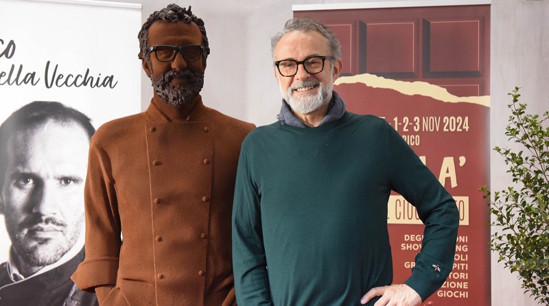 Massimo Bottura a confronto: dal vero a quello a grandezza naturale, interamente di cioccolato, all'inaugurazione di Sciocolà 2024