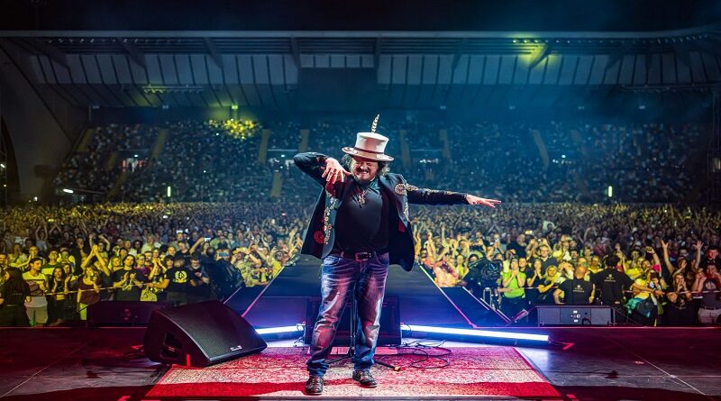 ZUCCHERO “SUGAR” FORNACIARI: da domani arriva su Amazon Prime il film documentario “ZUCCHERO – Sugar Fornaciari”. A giugno live in Italia con il tour “Overdose D’Amore”. È in radio il nuovo singolo “Una Come Te” estratto dall’album “Discover II”.