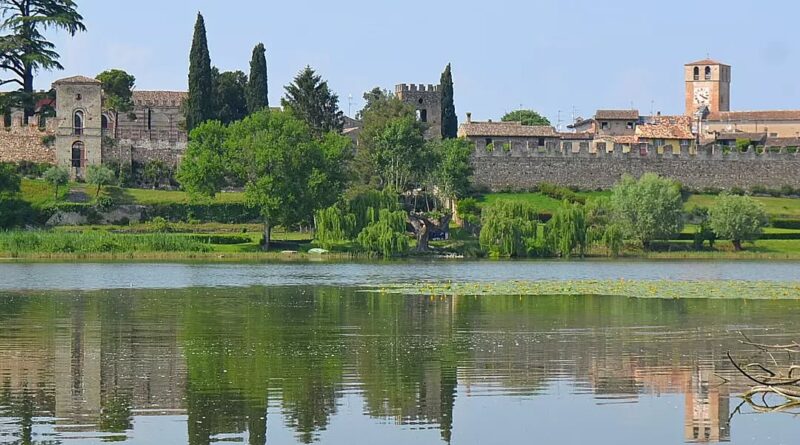 𝐋𝐨𝐦𝐛𝐚𝐫𝐝𝐢𝐚 𝐝𝐚 𝐬𝐜𝐨𝐩𝐫𝐢𝐫𝐞: Castellaro Lagusello (MN), dove lago e castello danno il nome al borgo