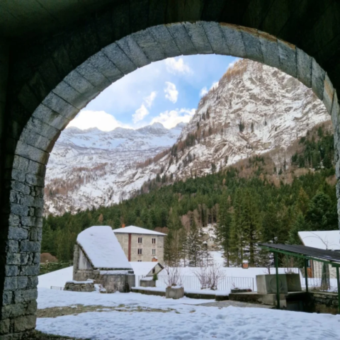 Lombardia da scoprire: Val Masino (SO) - Foto @valmasinoofficial @raven.thewinter