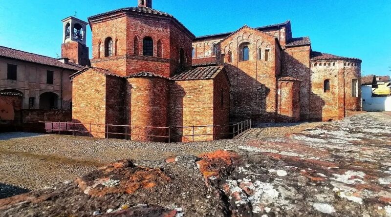 𝐋𝐨𝐦𝐛𝐚𝐫𝐝𝐢𝐚 𝐝𝐚 𝐬𝐜𝐨𝐩𝐫𝐢𝐫𝐞: Lomello (PV), gli edifici religiosi e la splendida basilica romanica di San Michele